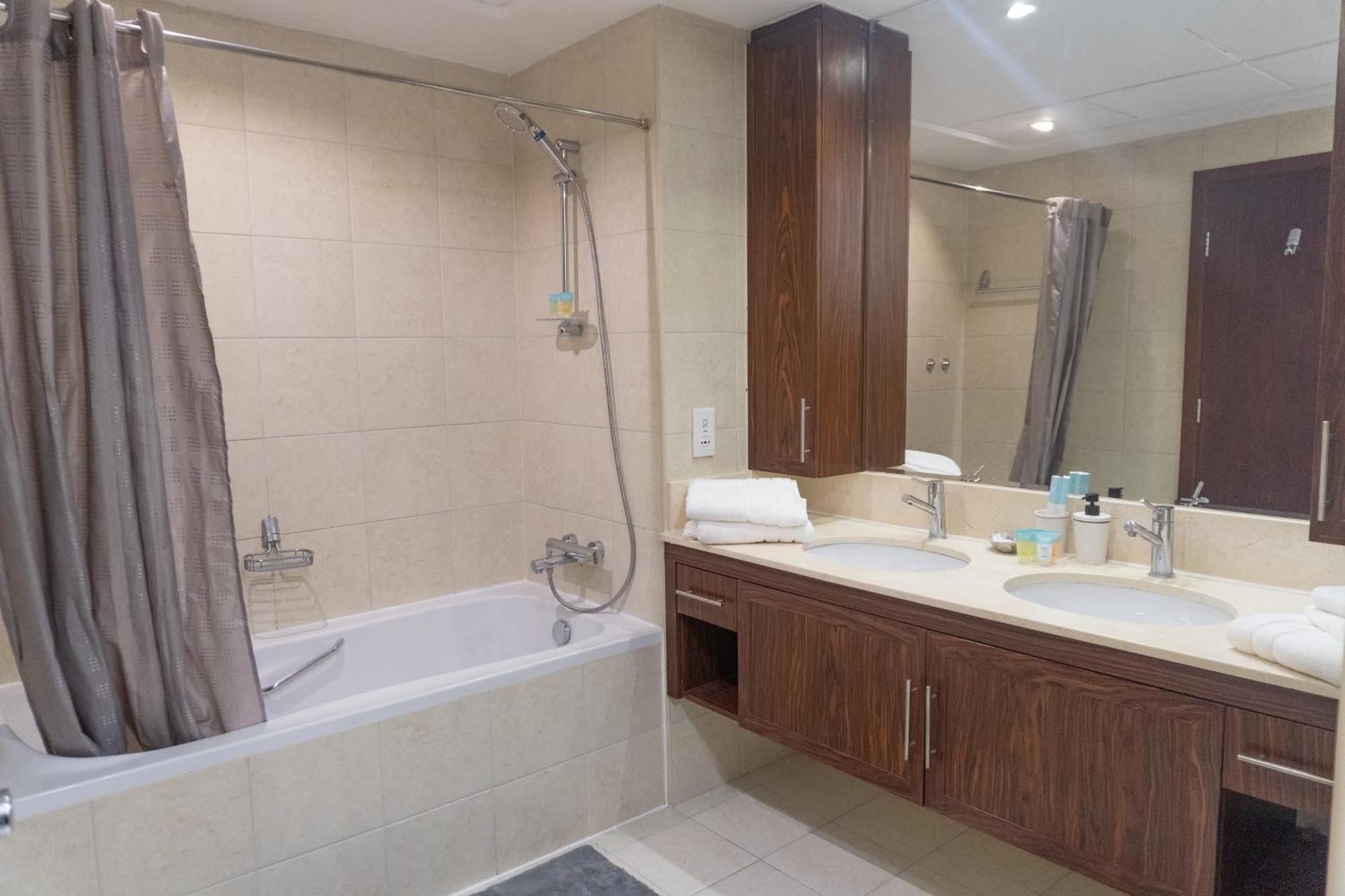 Apartamento Downtown Oasis, Burj Khalifa Views, Luxury Amenities Dubái Exterior foto